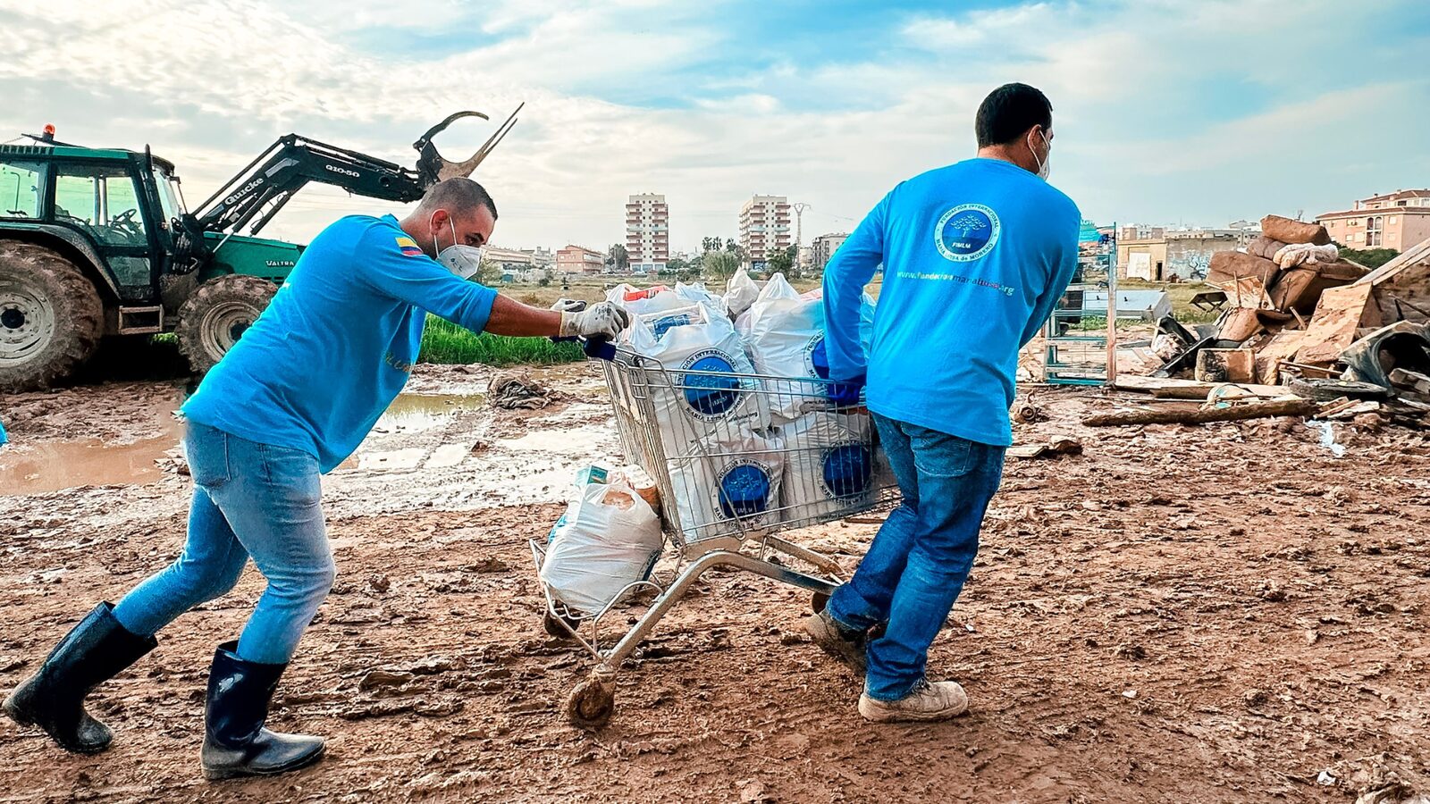Voluntarios de FIMLM entregando ayuda humanitaria